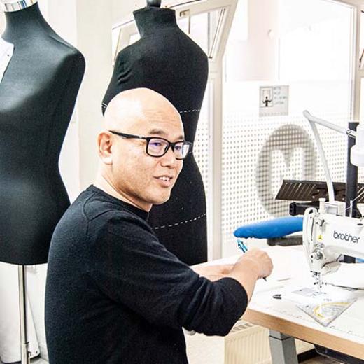 Shingo Sato an der Nähmaschine