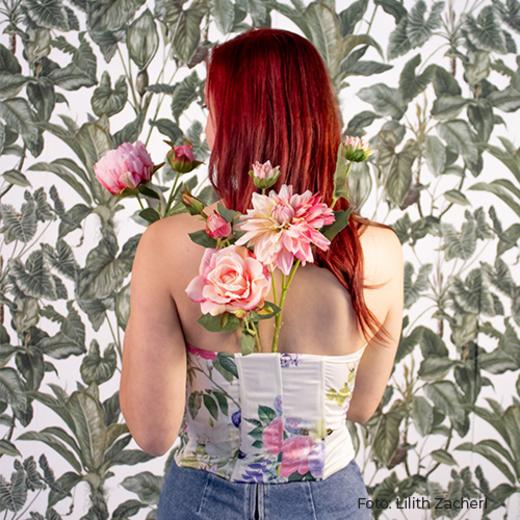 Schülerin mit Blumen am Rücken