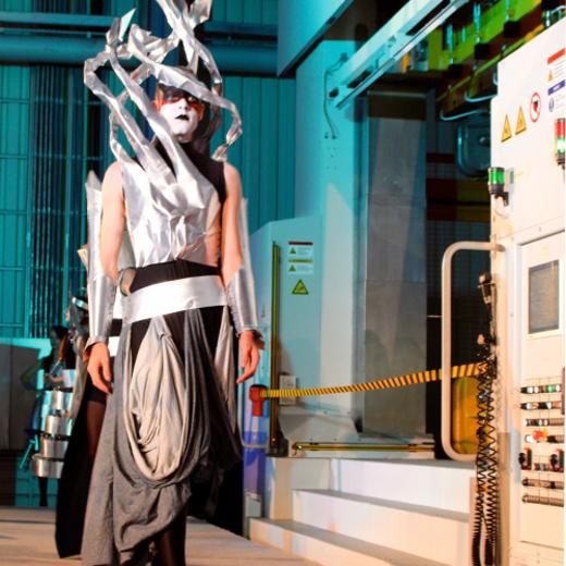 männliches Model extravagant gekleidet