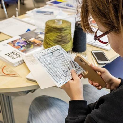 Schülerin bearbeitet eine Lochkarte