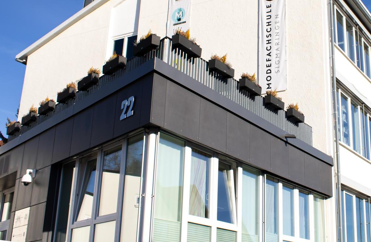 Eingangsbereich der Modefachschule Sigmaringen mit Hausnummer 22 und Banner
