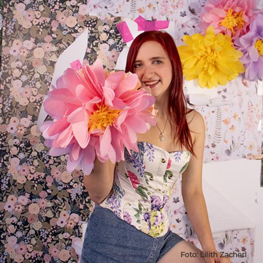 Schülerin mit Papierblume
