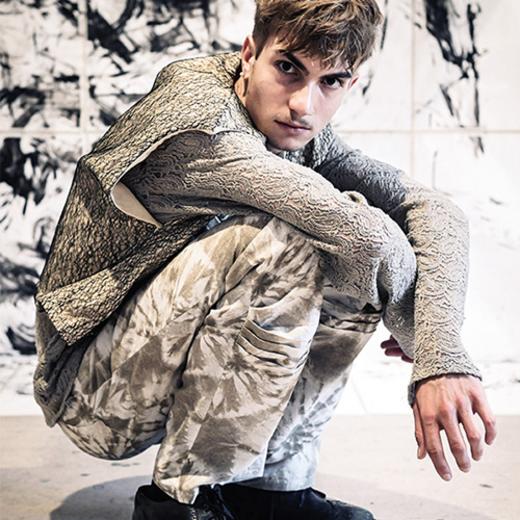 junger Mann in goldenem Anzug