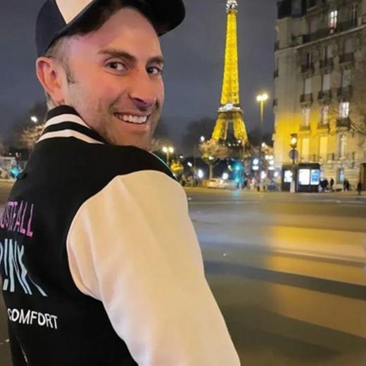 junger Mann in pink fan hoodie