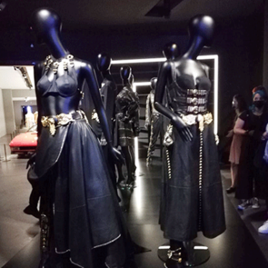 Modefigurinen Versace Ausstellung