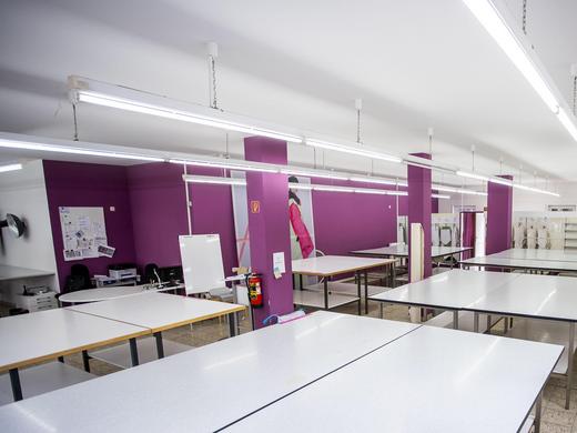 Schnittatelier - Unterrichtsbereich mit hohen, großen Schnitttischen.