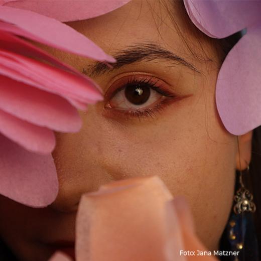 Nahaufnahme Gesicht und Blumen