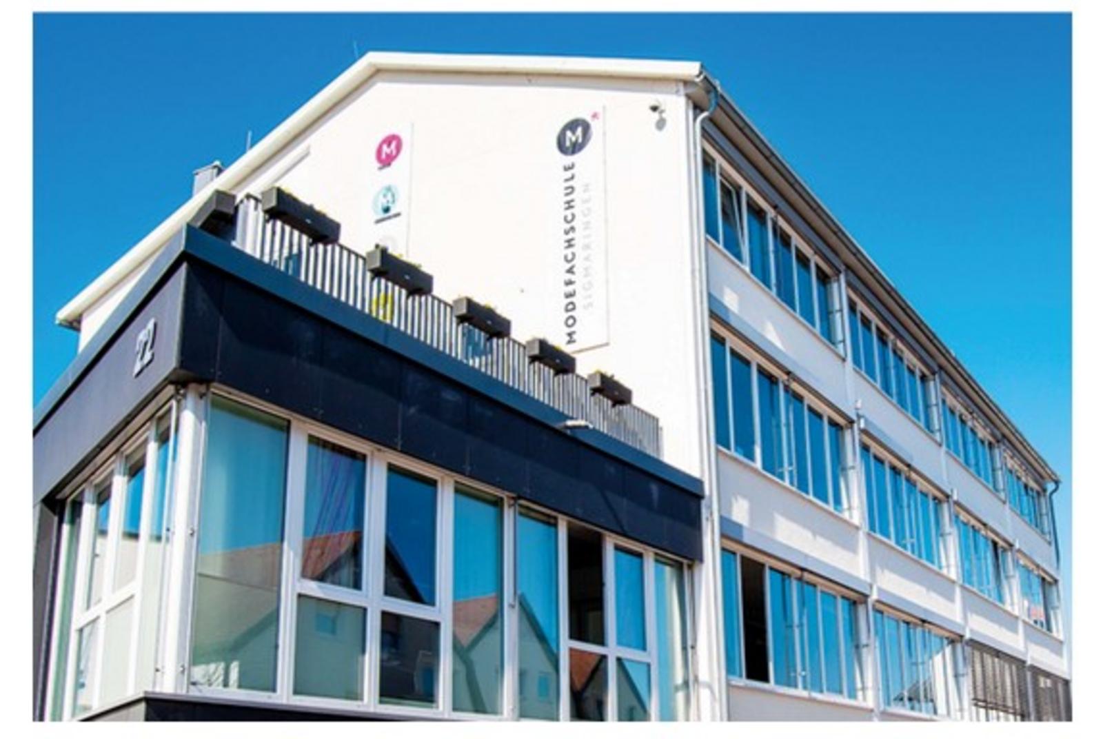Schulgebäude der Modefachschule Sigmaringen bei blauem Himmel