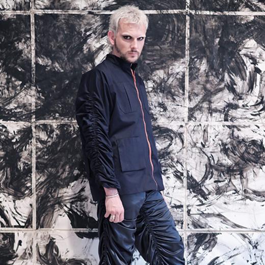 männliches Model im schwarzen Anzug