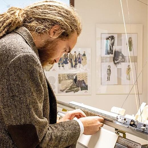 Schüler arbeitet an der Strickmaschine