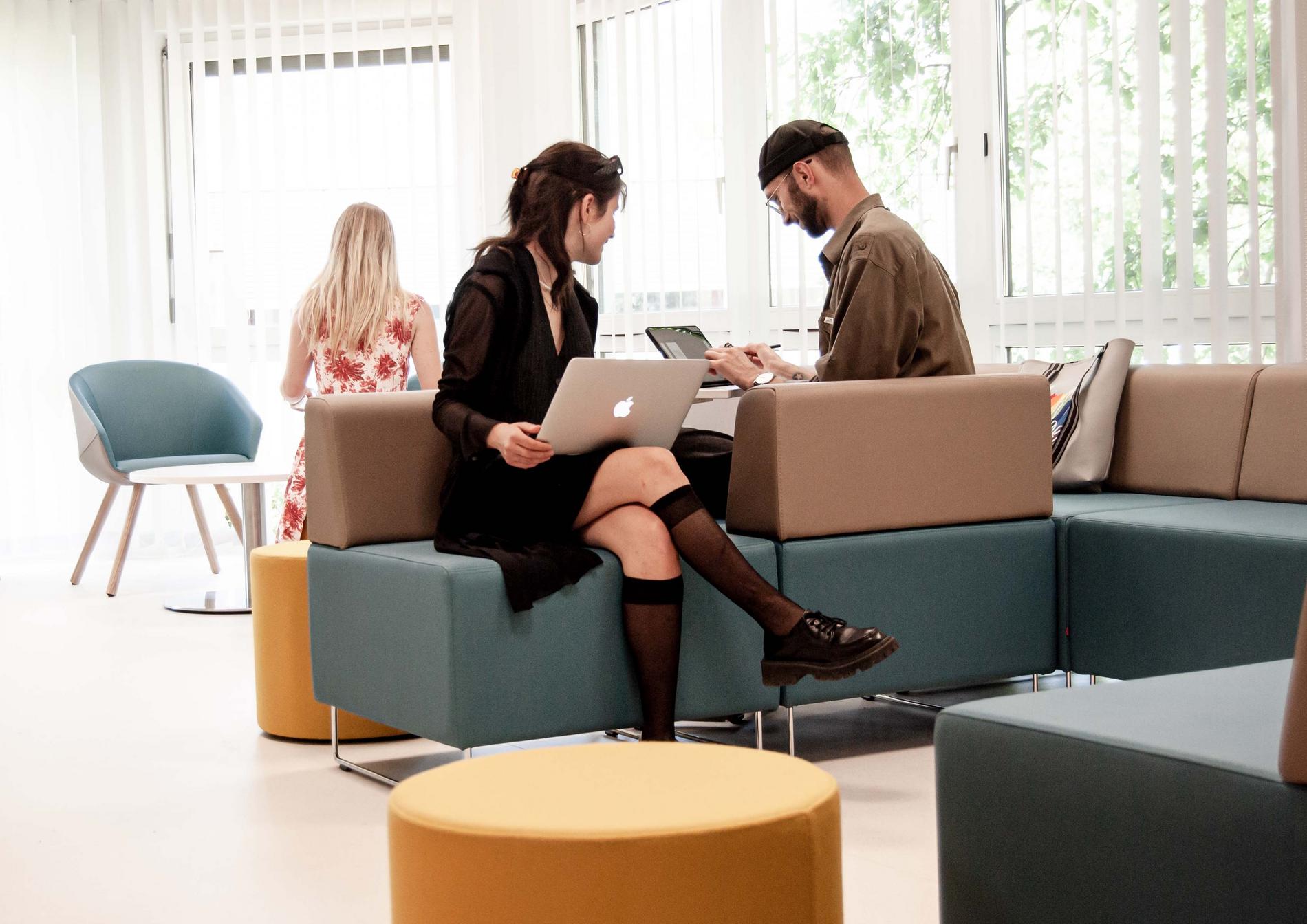 Schüler sitzen zusammen und arbeiten