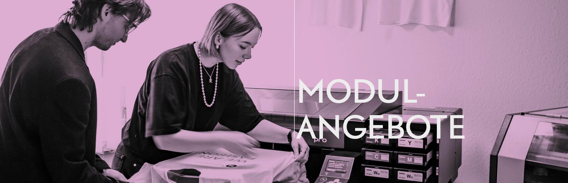 junge SchülerInnen die am Textildrucker stehen und drucken