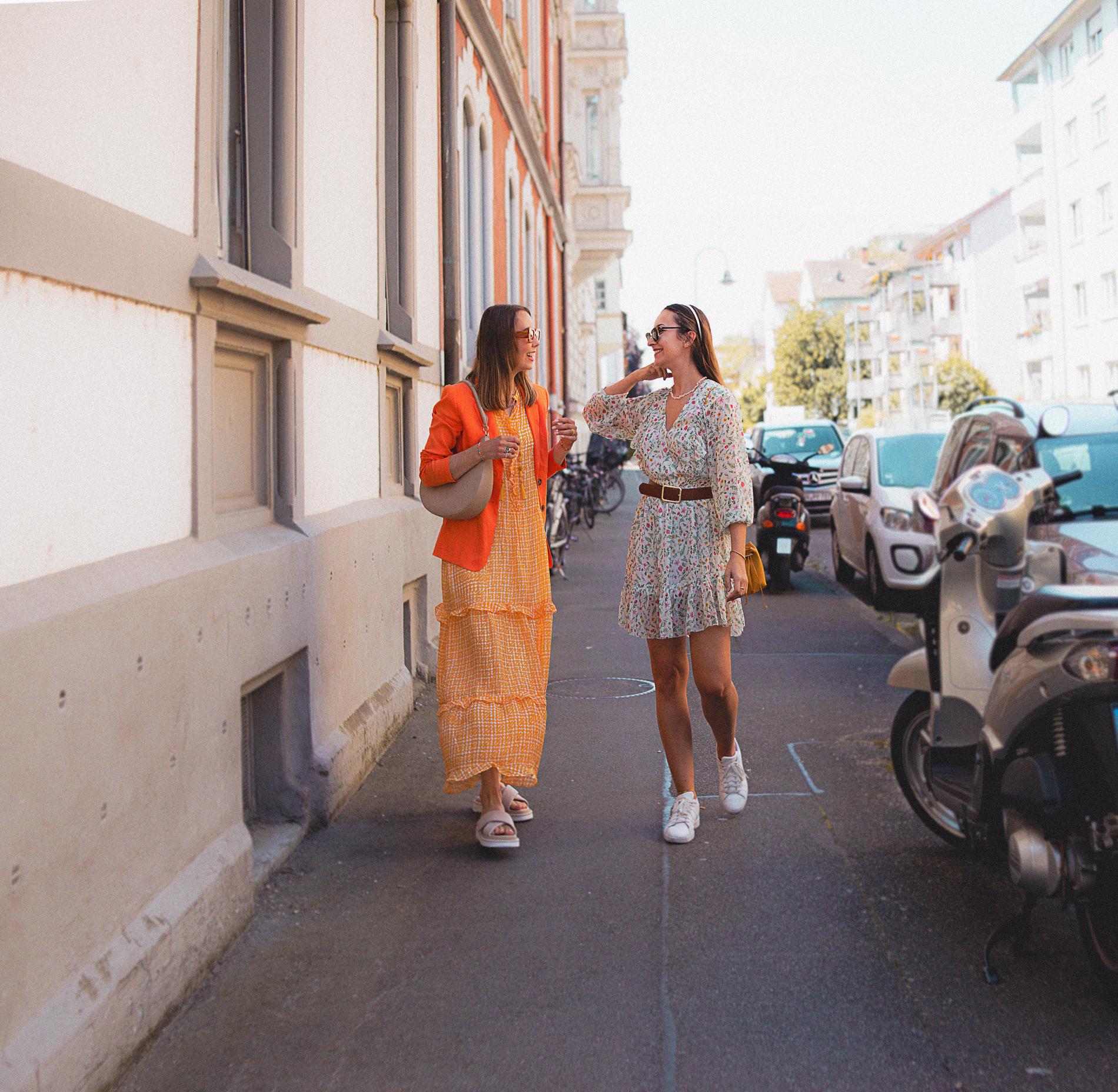 zwei modische junge Damen auf der Straße flanierend