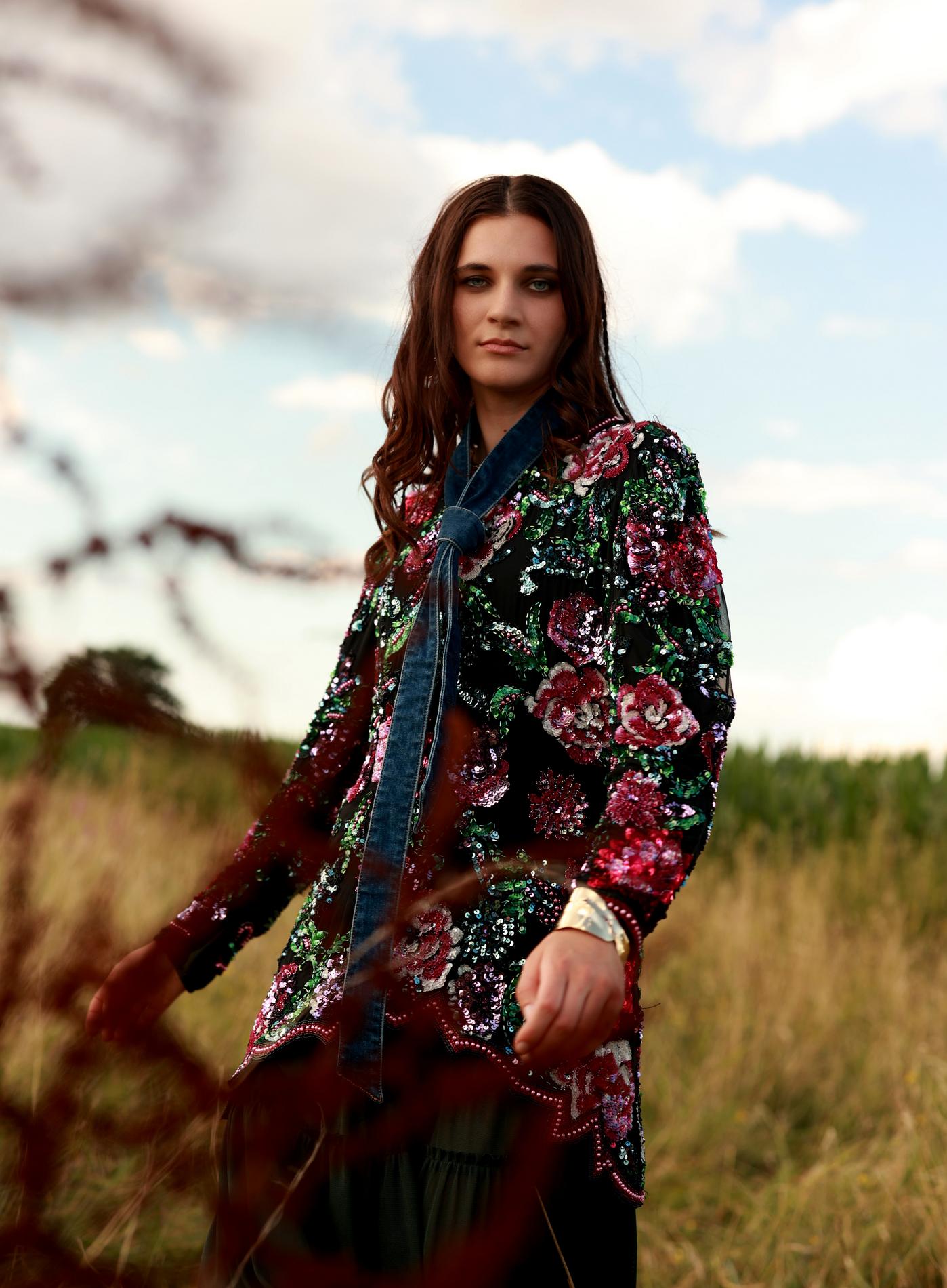 junge Frau auf dem Feld - Modefoto