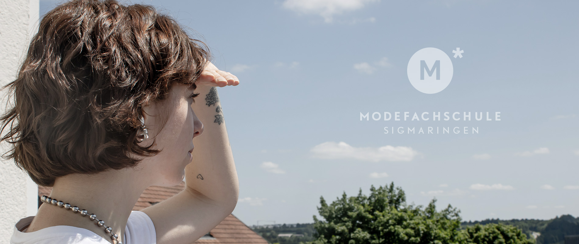 junge Frau die in die Ferne schaut