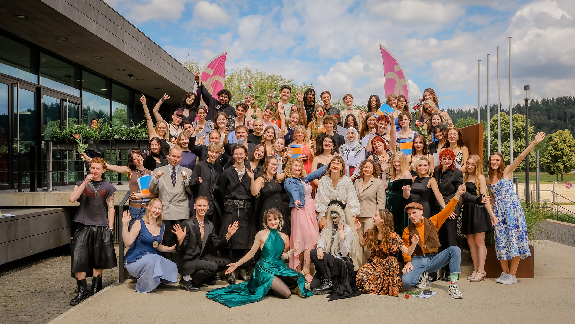 Gruppenfoto der Absolvent*innen 2025 der Modefachschule Sigmaringen vor dem Schulgebäude