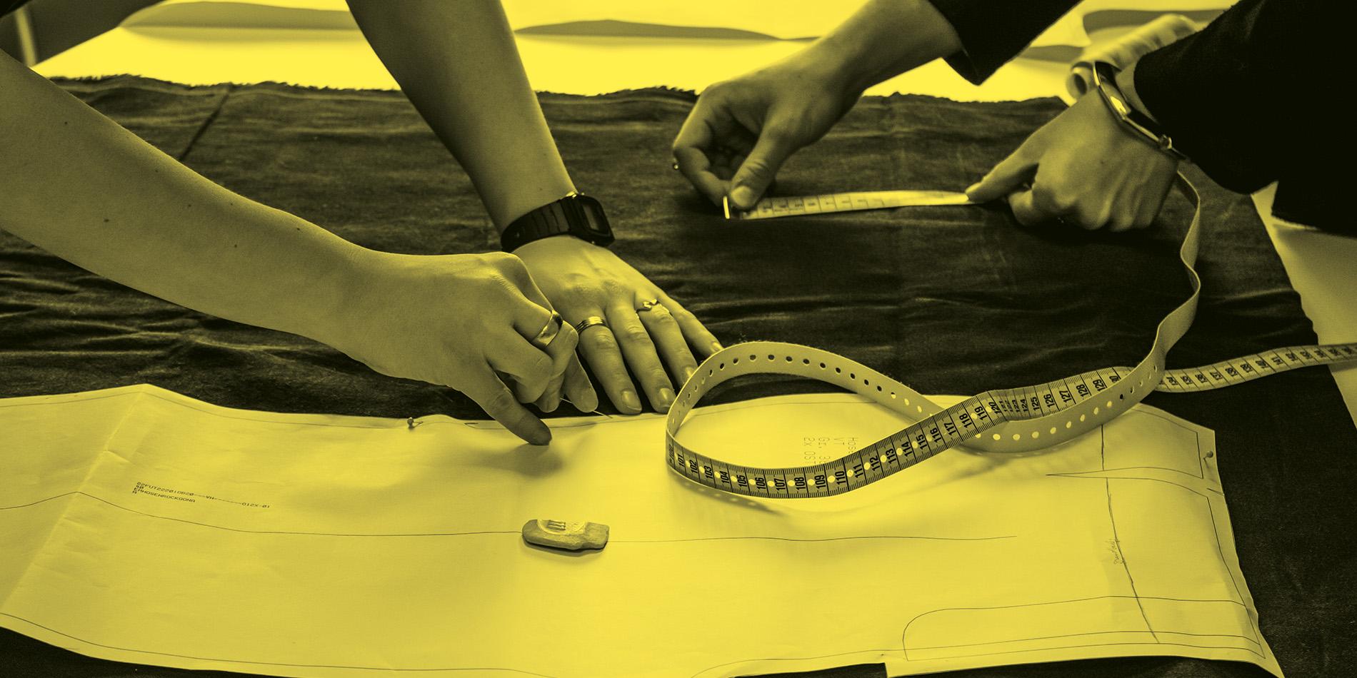 Hände die einen Schnitt anzeichnen