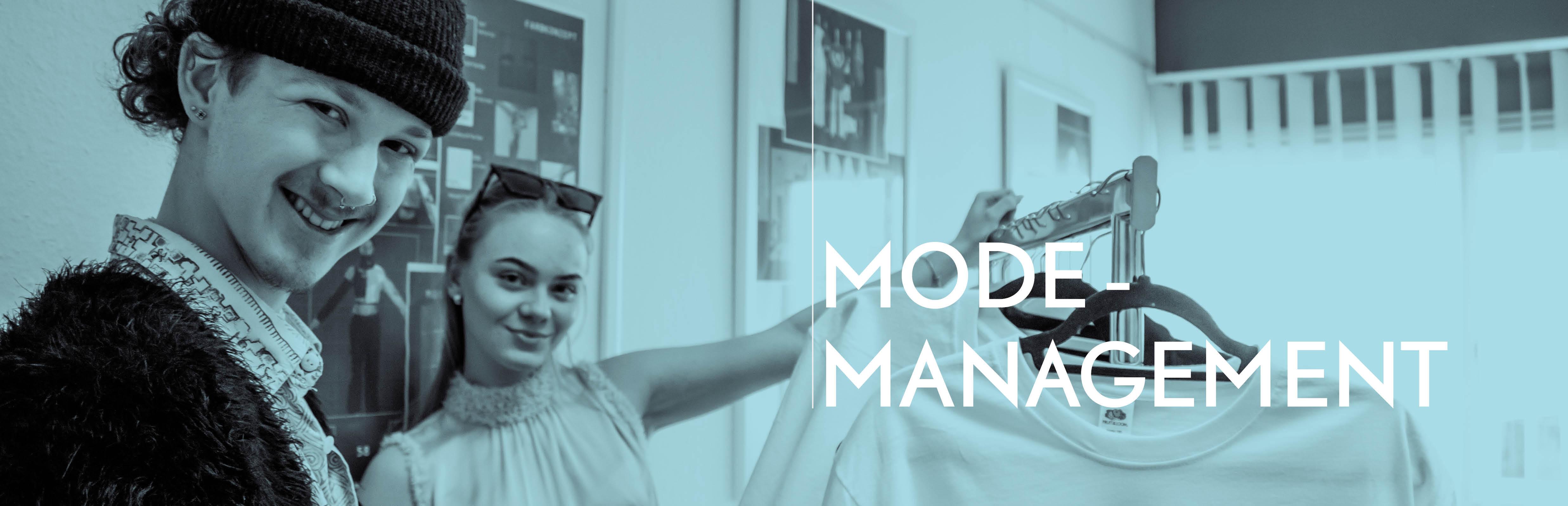 SchülerInnen an der Kleiderstange